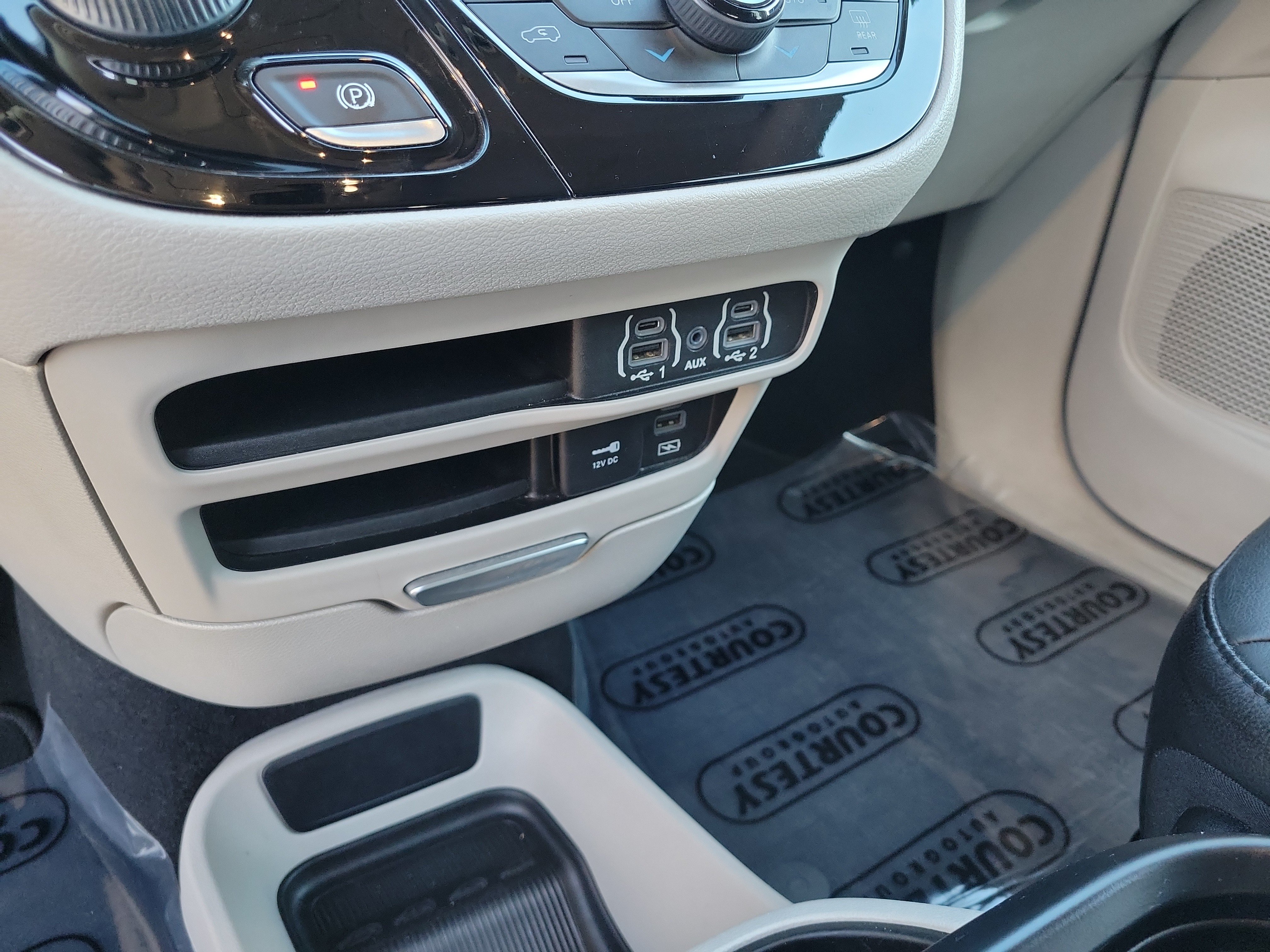 Used 2022 Chrysler Pacifica Touring-L FWD image 23