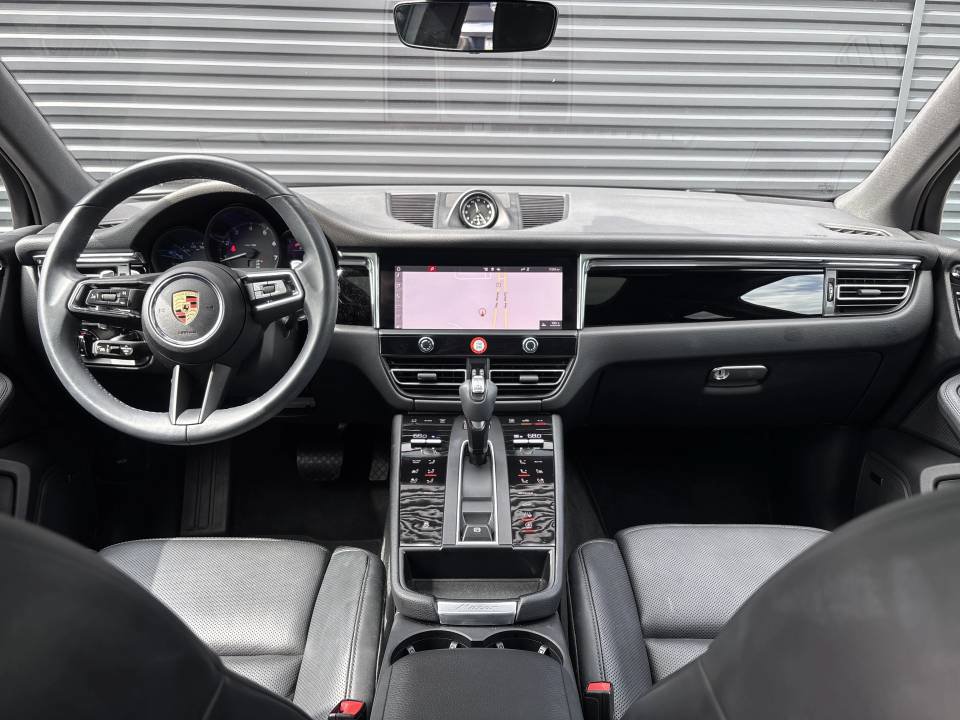 Used 2025 Porsche Macan AWD/4WD image 16
