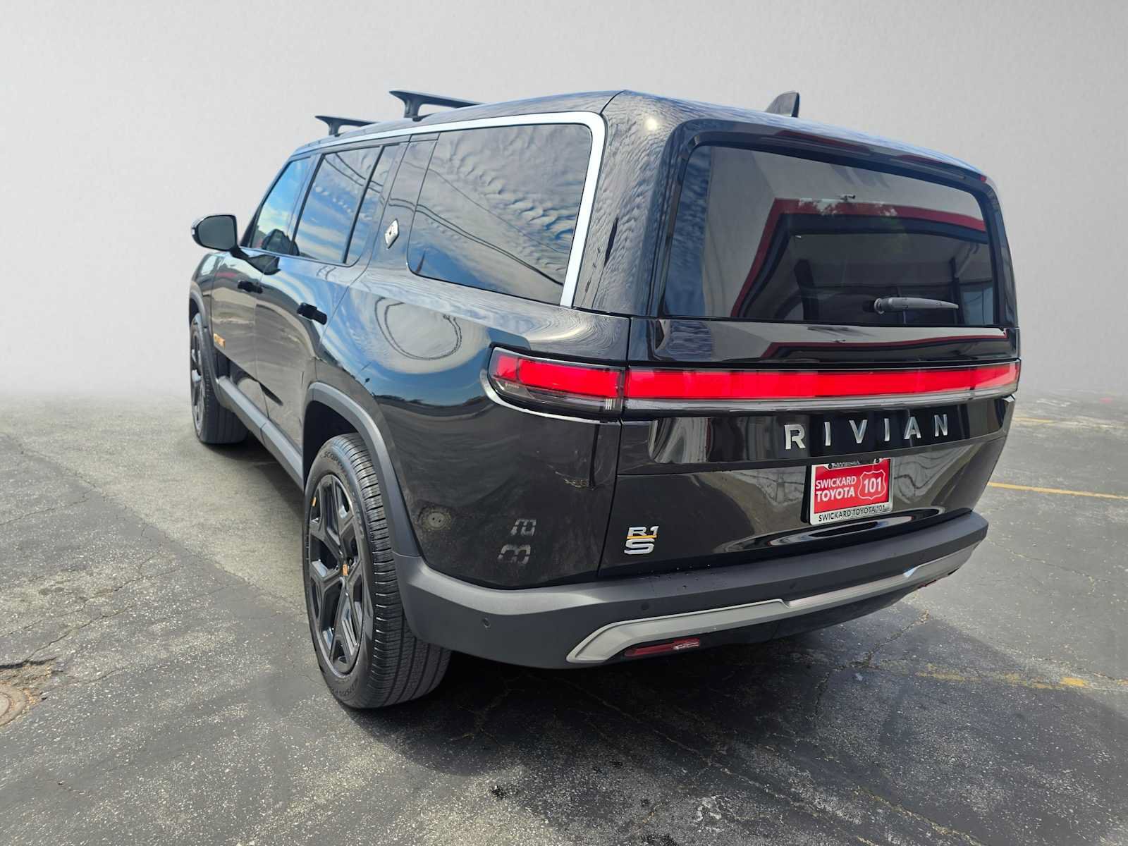 Used 2024 Rivian R1S Adventure AWD/4WD image 5