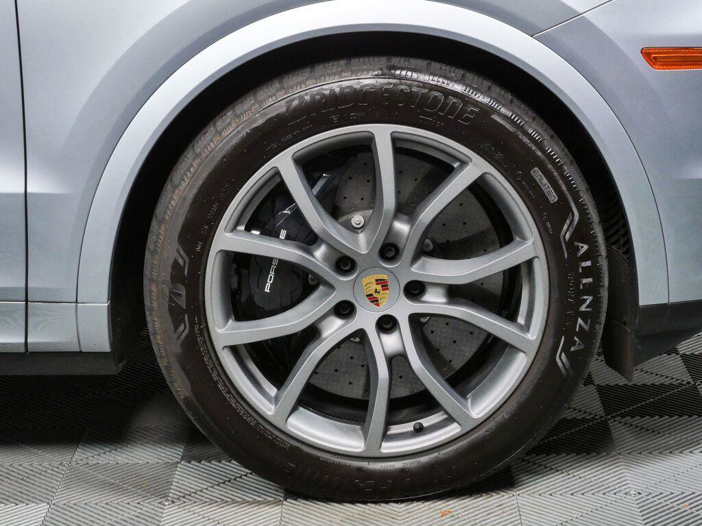 Certified 2024 Porsche Cayenne Turbo AWD/4WD image 39