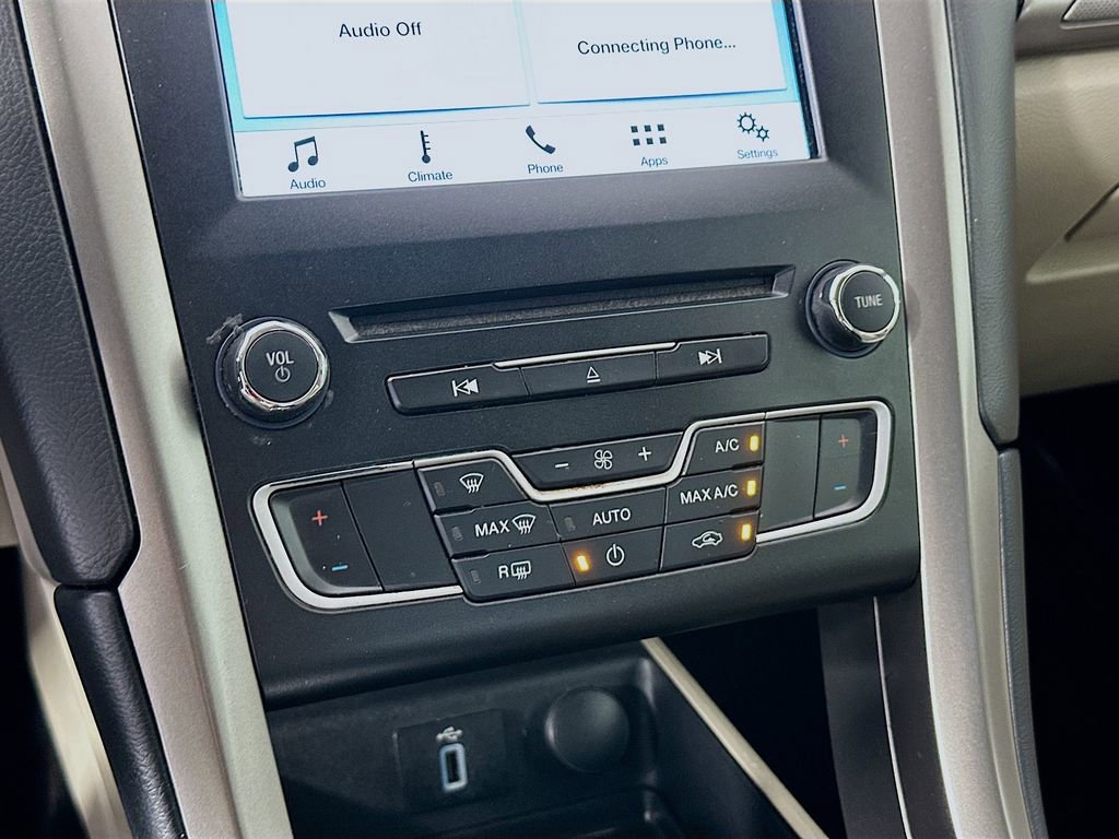 Used 2017 Ford Fusion SE w/ Fusion SE Technology Package image 15