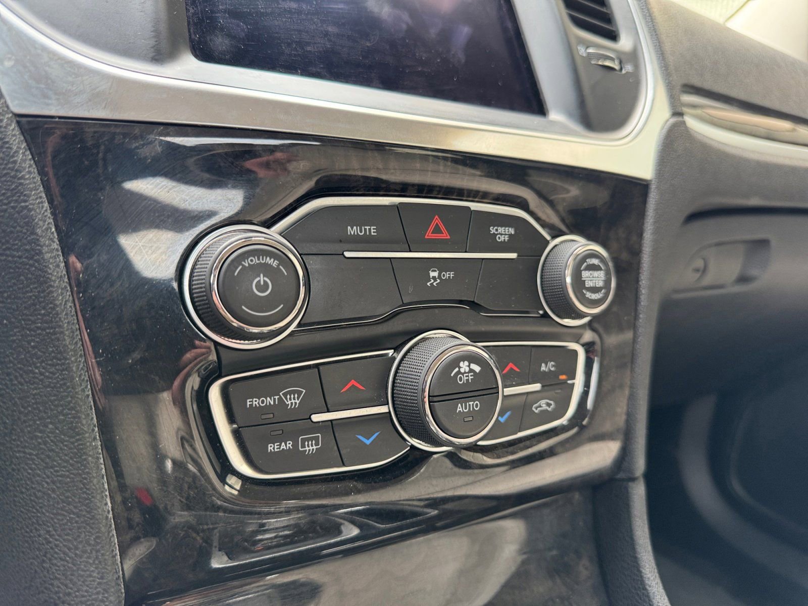 Used 2018 Chrysler 300 Limited w/ Harman/Kardon Audio Group image 23