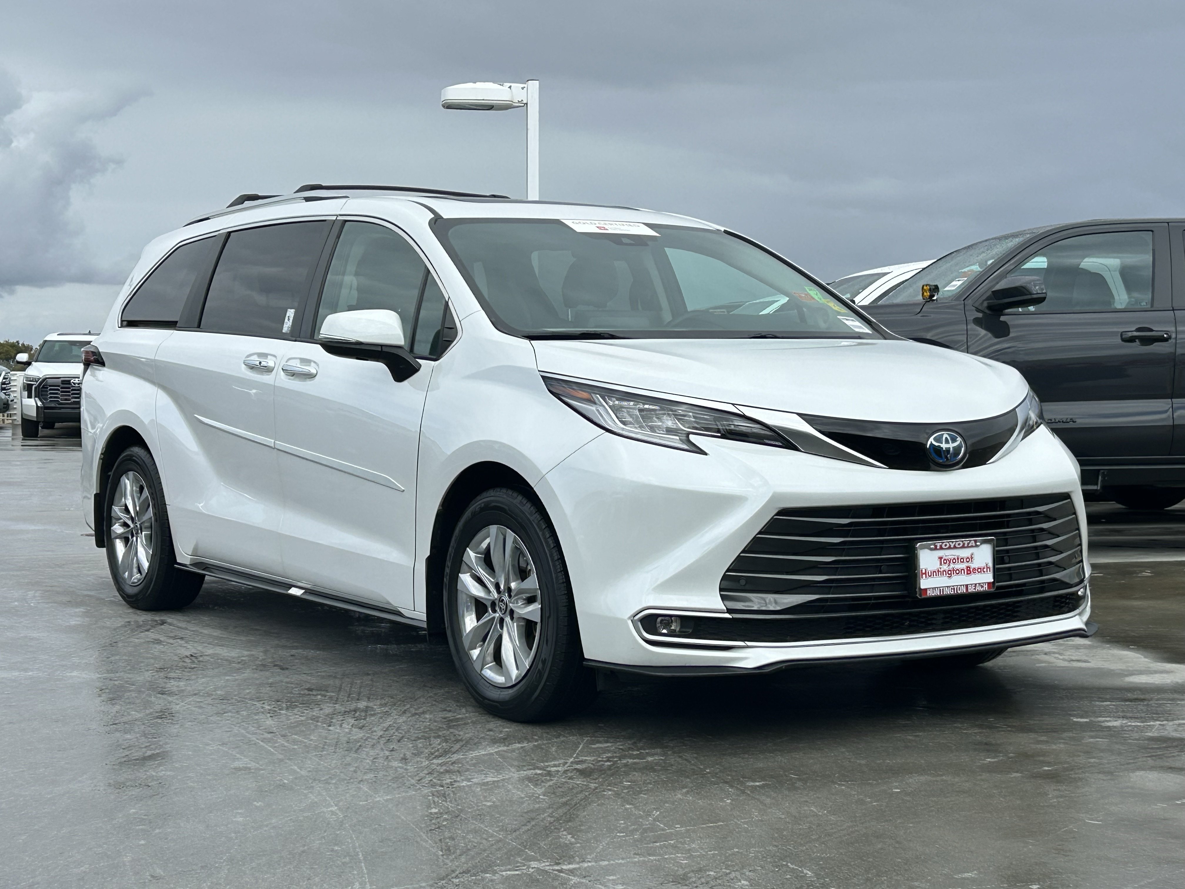 Certified 2024 Toyota Sienna Limited FWD image 2