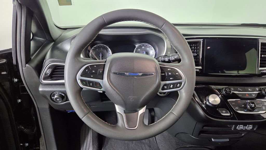Used 2025 Chrysler Pacifica Select image 17