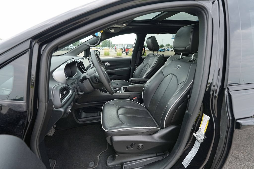 Used 2025 Chrysler Pacifica Limited FWD image 17