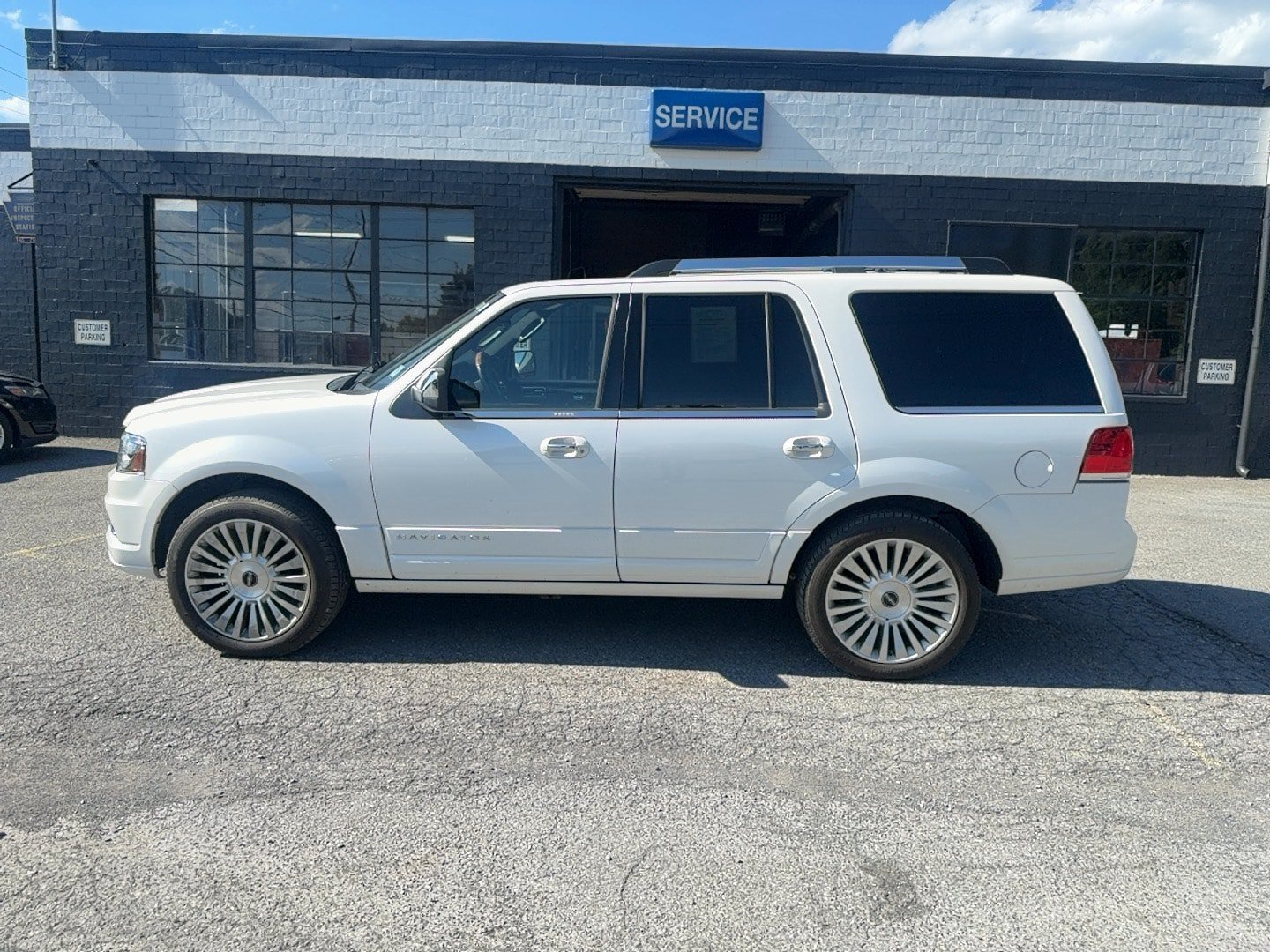 Used 2016 Lincoln Navigator Select AWD/4WD image 2