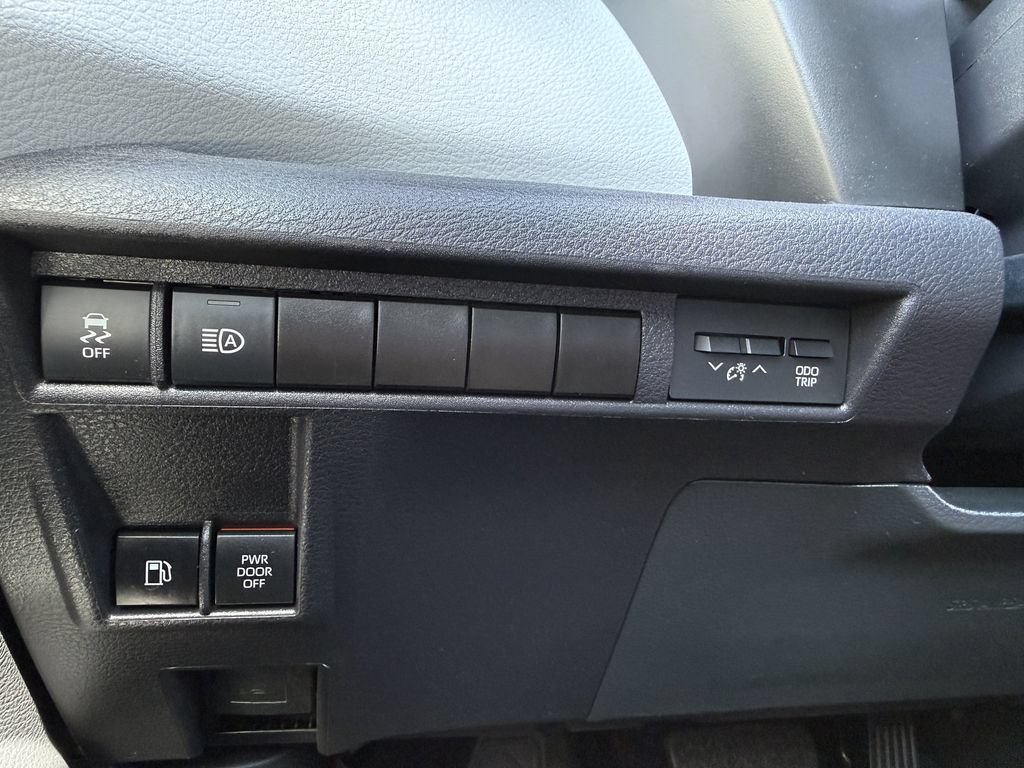 Used 2025 Toyota Sienna XLE FWD image 25