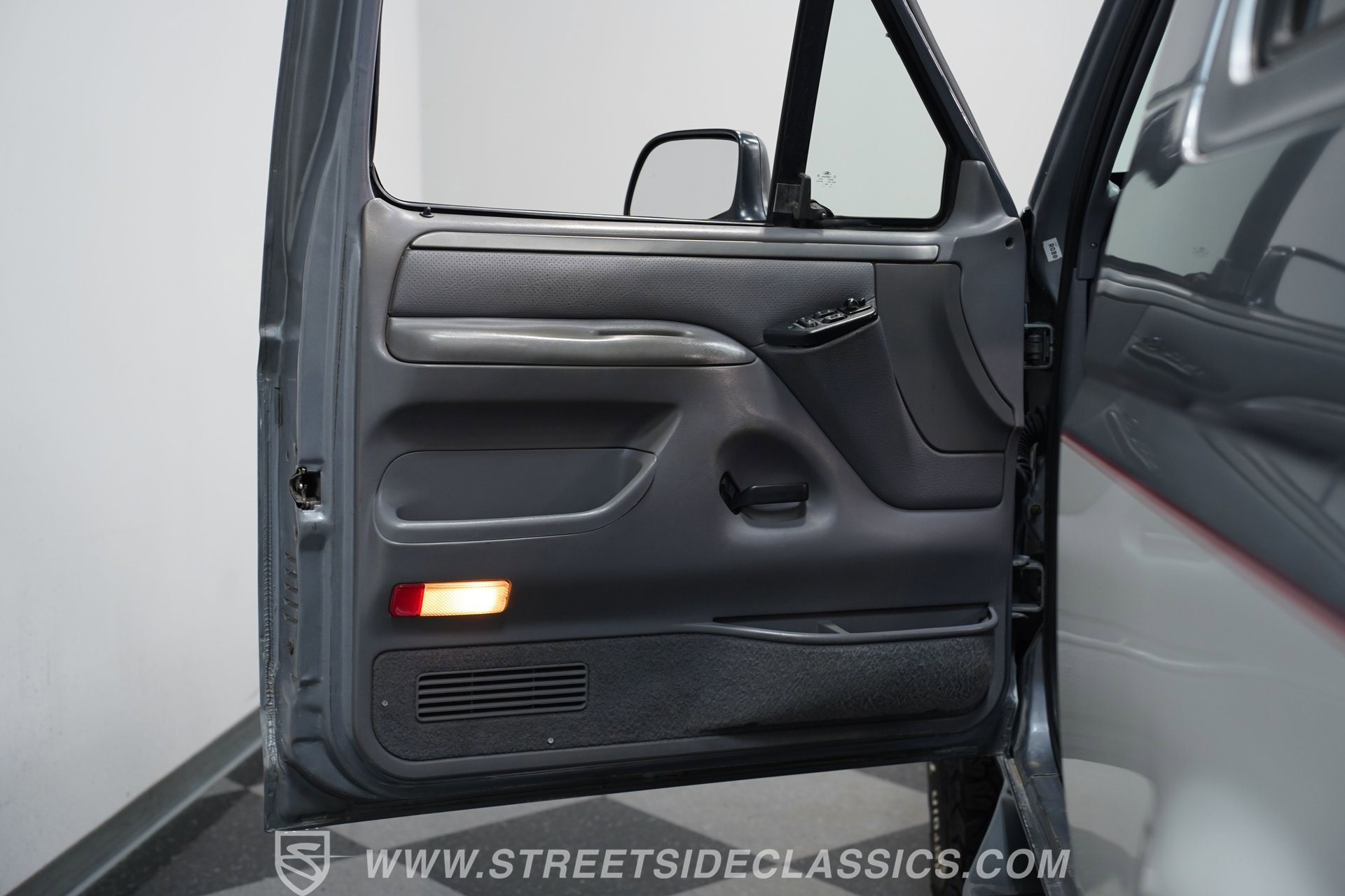 Used 1995 Ford Bronco XLT image 34