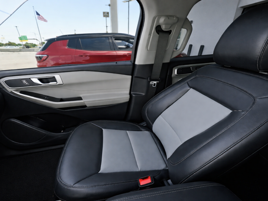 Used 2023 Ford Explorer XLT w/ Equipment Group 202A AWD/4WD image 9