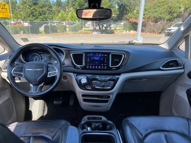 Used 2017 Chrysler Pacifica Touring-L w/ Tire & Wheel Group FWD image 9