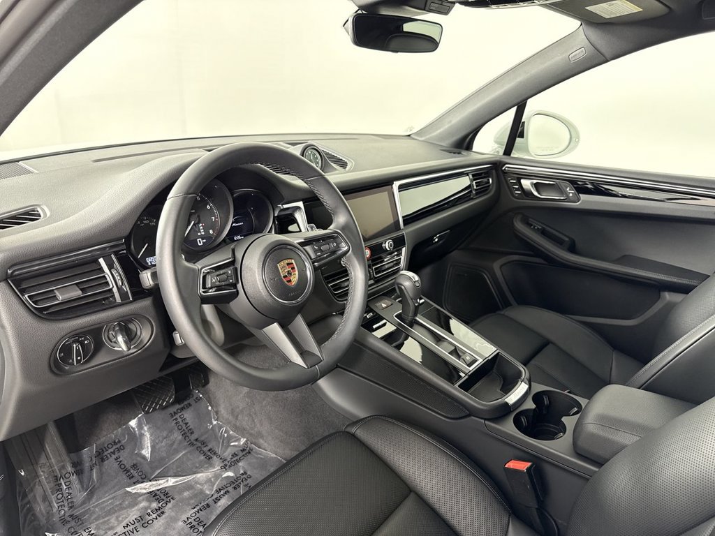 Certified 2025 Porsche Macan AWD/4WD image 4