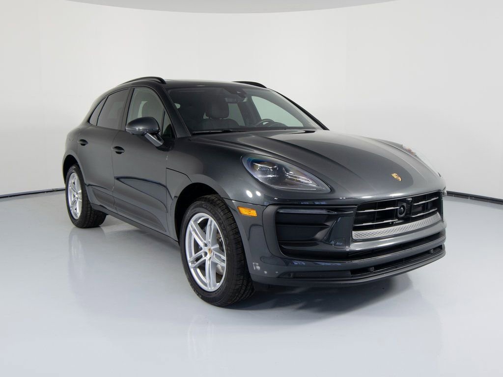 Certified 2025 Porsche Macan image 12