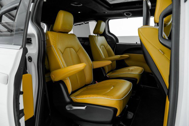 Used 2023 Chrysler Pacifica Pinnacle image 30