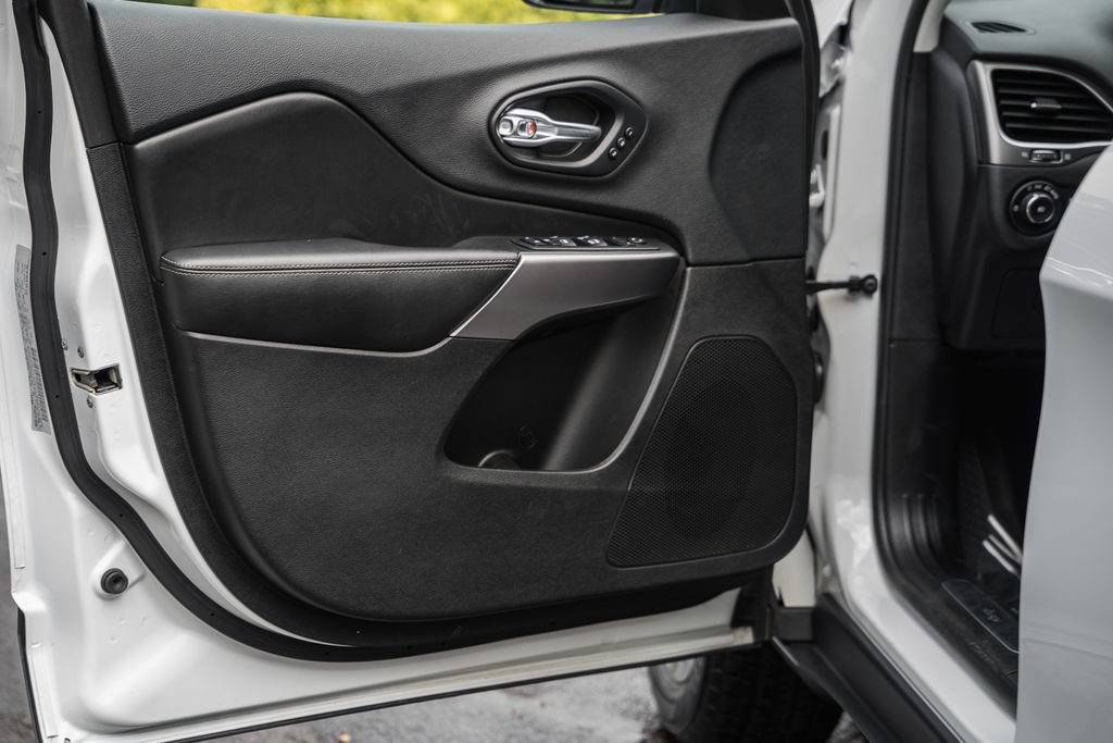 Used 2019 Jeep Cherokee Limited AWD/4WD image 39