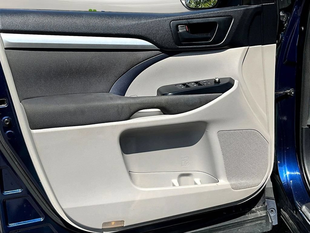 Used 2015 Toyota Highlander LE FWD image 22