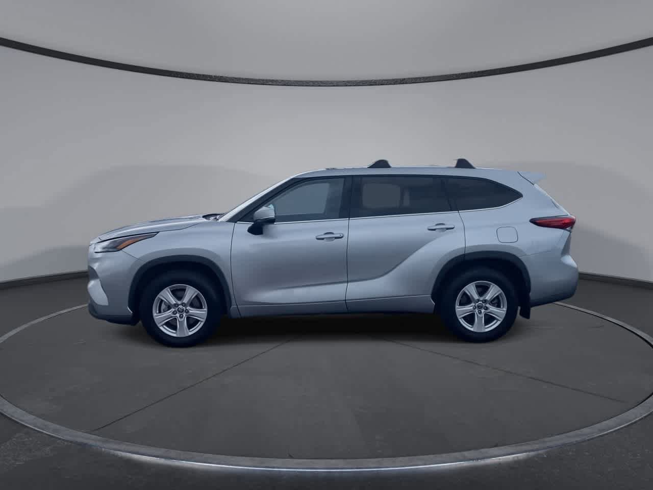 Used 2022 Toyota Highlander LE AWD/4WD image 6