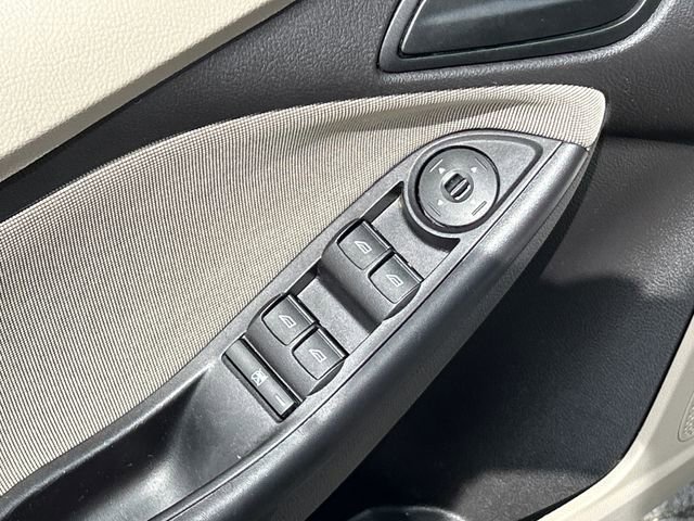 Used 2012 Ford Focus SE w/ SE Winter Pkg FWD image 12