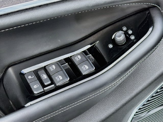 Used 2023 Jeep Grand Cherokee Overland w/ Advanced Protech Group III AWD/4WD image 19