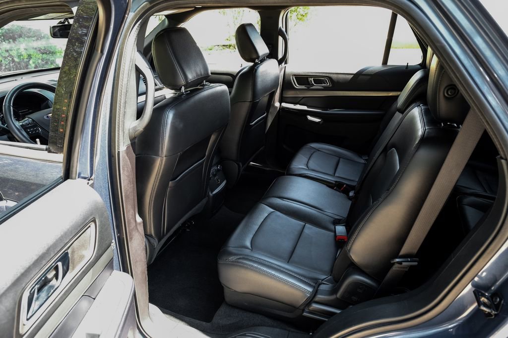 Used 2018 Ford Explorer XLT w/ Equipment Group 202A FWD image 48
