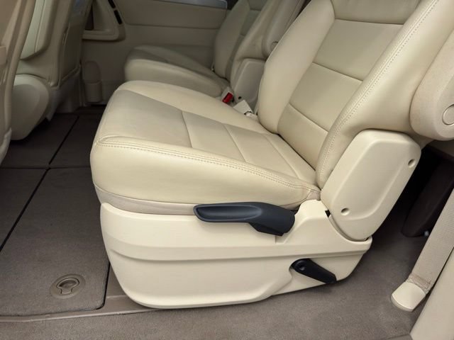 Used 2010 Volkswagen Routan SEL FWD image 9