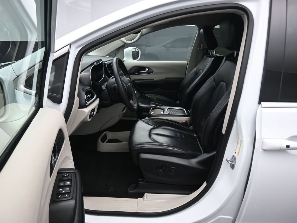 Used 2022 Chrysler Pacifica Touring-L image 11