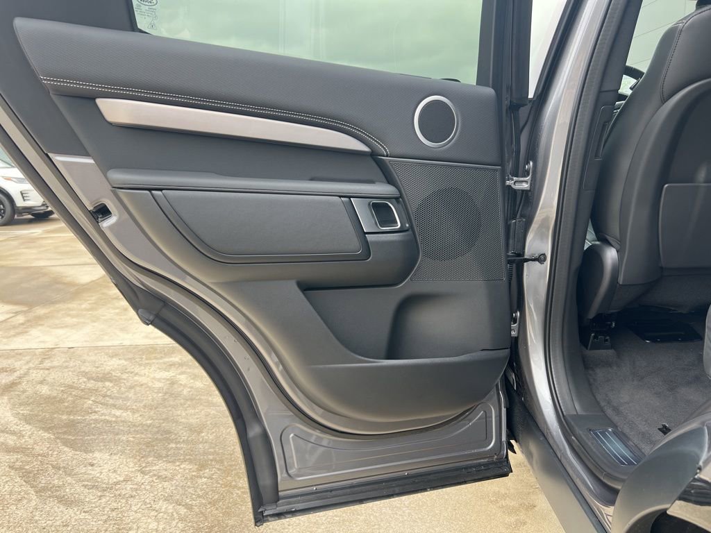 New 2024 Land Rover Discovery Dynamic SE image 11