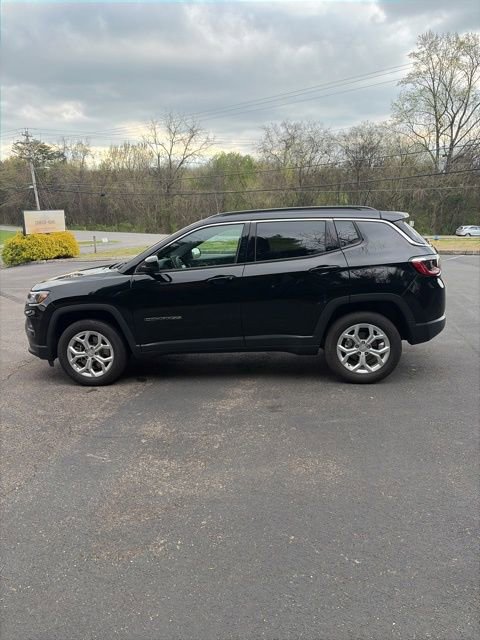 Used 2024 Jeep Compass Latitude image 11