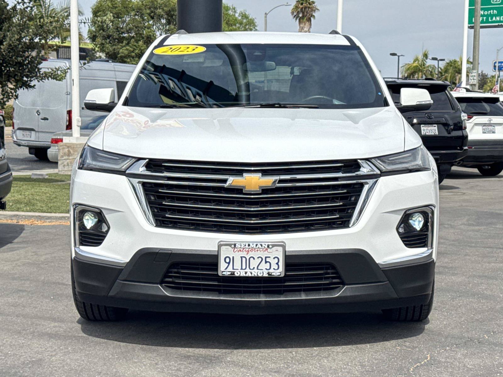Used 2023 Chevrolet Traverse LT FWD image 2