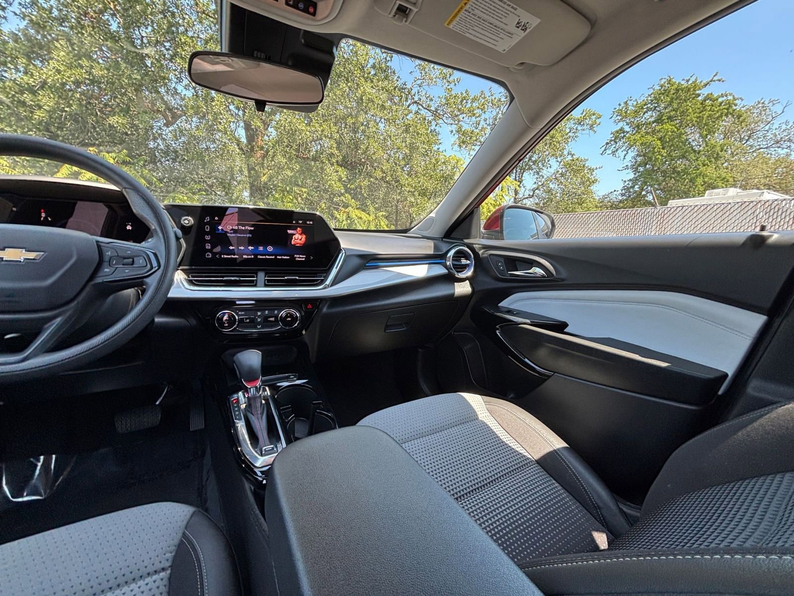 Used 2025 Chevrolet Trax LT FWD image 34