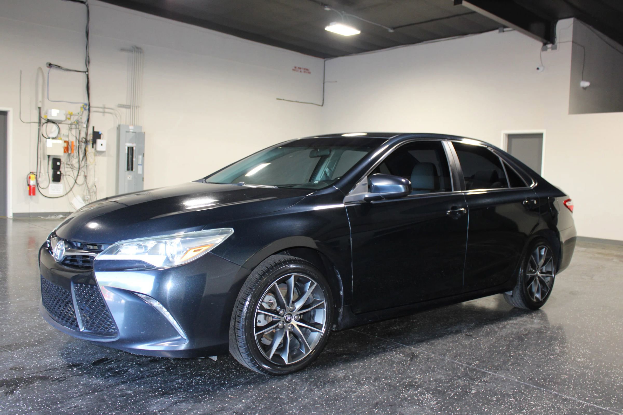 Used 2016 Toyota Camry XSE FWD image 7