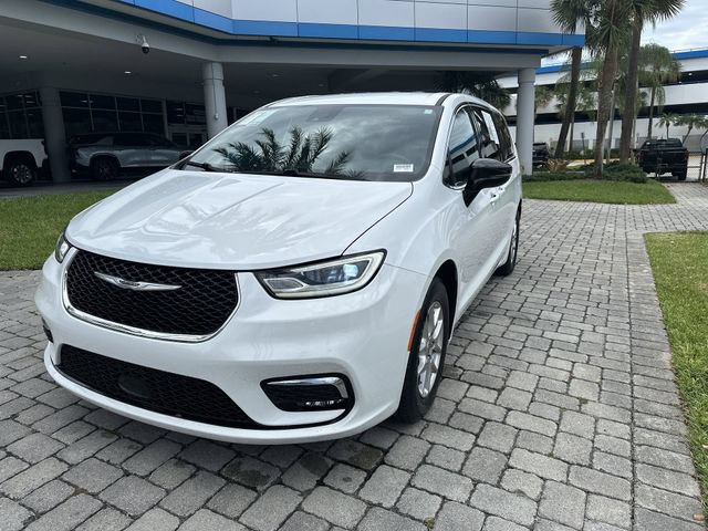 Used 2024 Chrysler Pacifica Touring FWD image 20