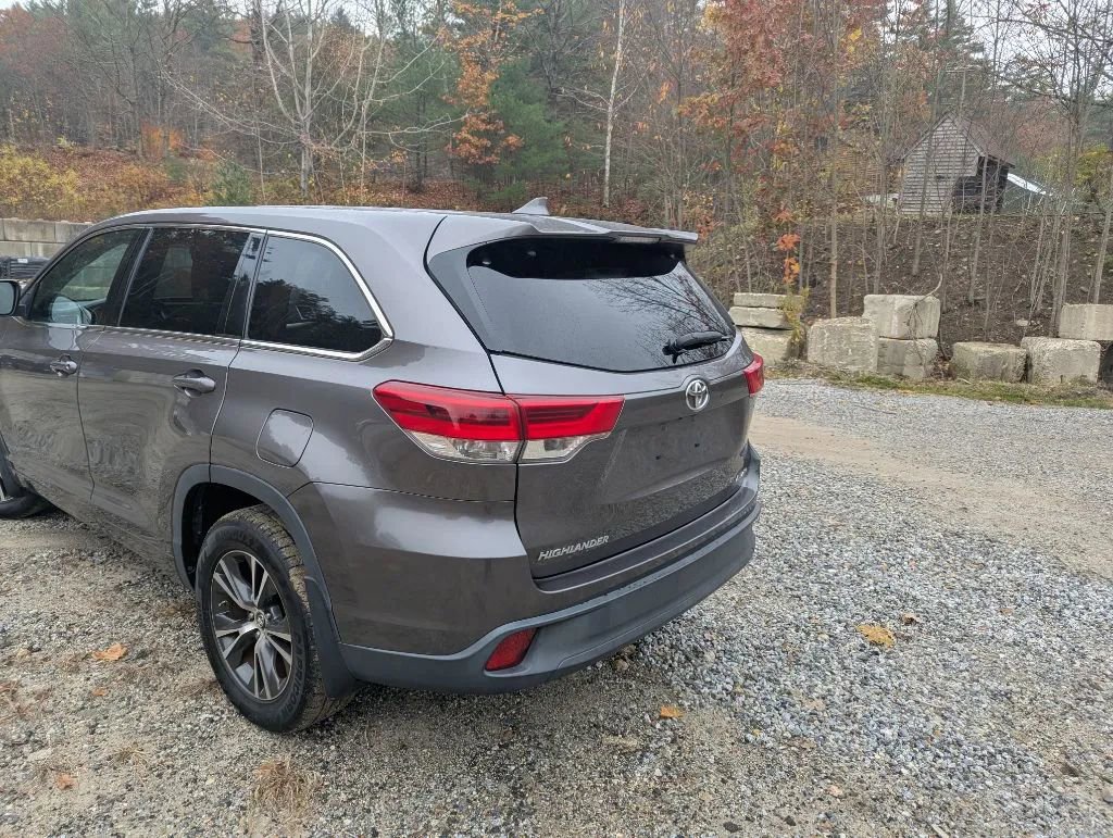 Used 2017 Toyota Highlander Plus AWD/4WD image 5