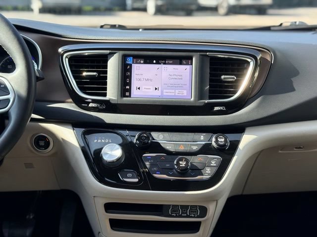 Used 2022 Chrysler Voyager LX FWD image 22