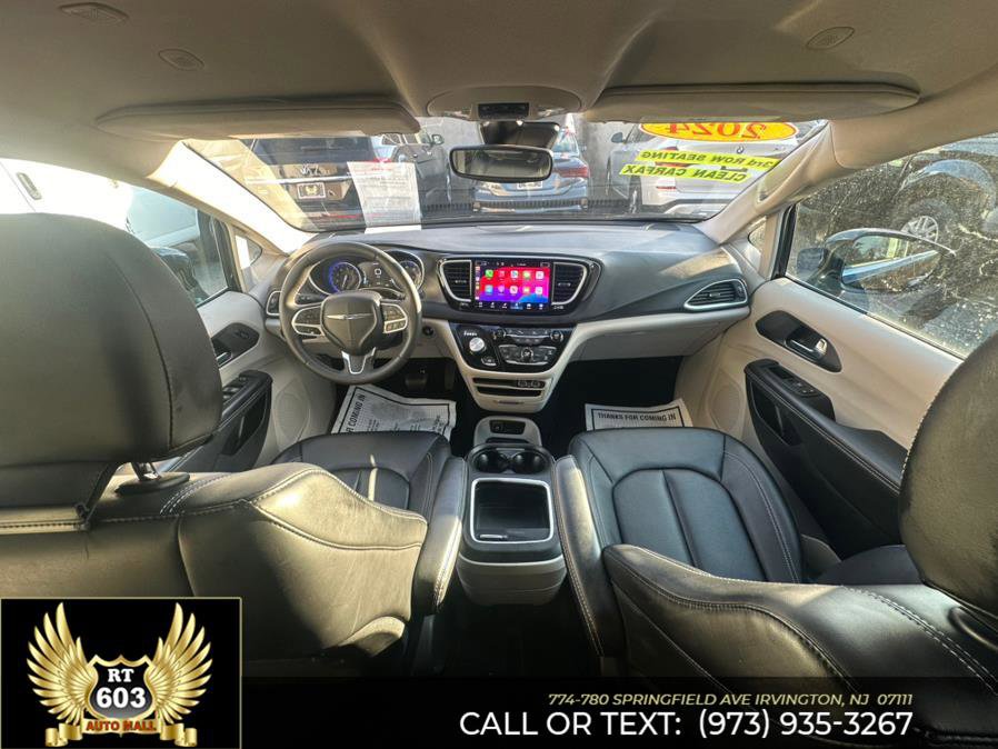 Used 2024 Chrysler Pacifica Touring-L image 31
