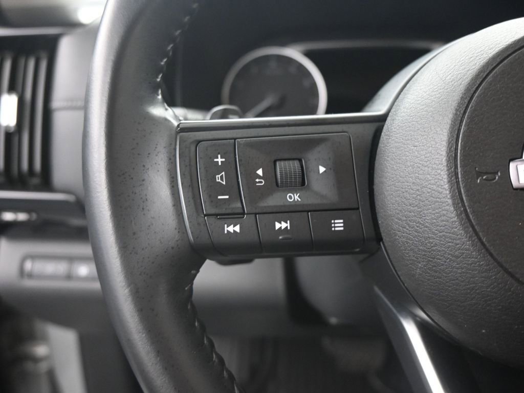 Used 2025 Nissan Pathfinder SV FWD image 12