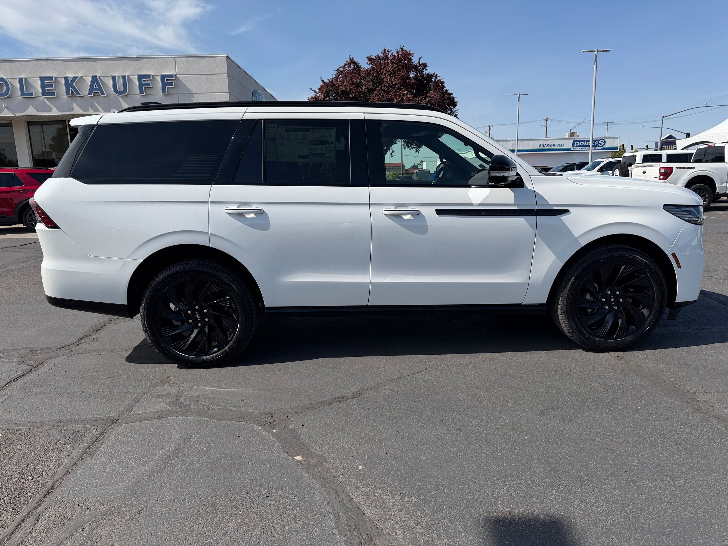 New 2026 Lincoln Navigator Reserve w/ Jet Appearance Package AWD/4WD image 2