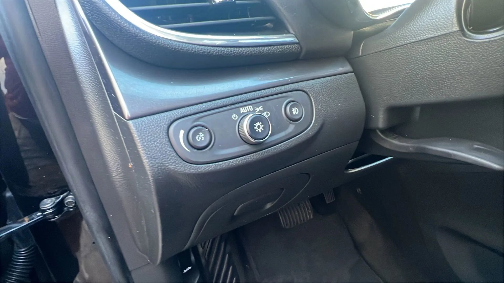 Used 2019 Buick Encore Essence FWD image 26