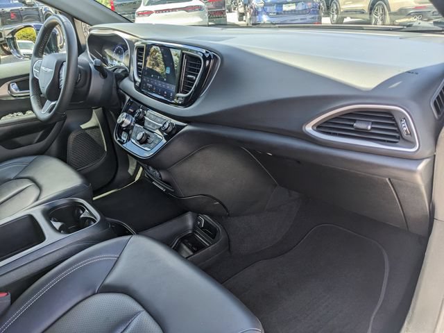 Used 2025 Chrysler Pacifica Select FWD image 14