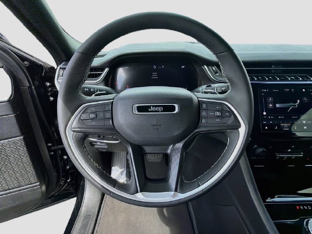 Used 2024 Jeep Grand Cherokee Altitude RWD image 12