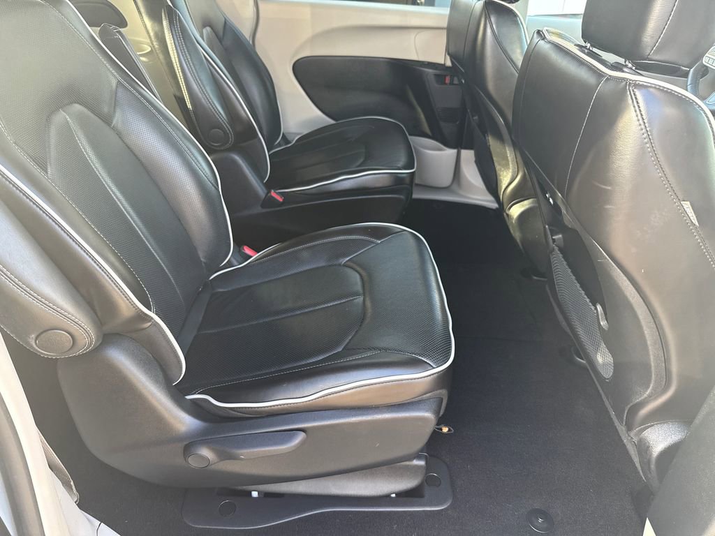 Certified 2023 Chrysler Pacifica Limited FWD image 17
