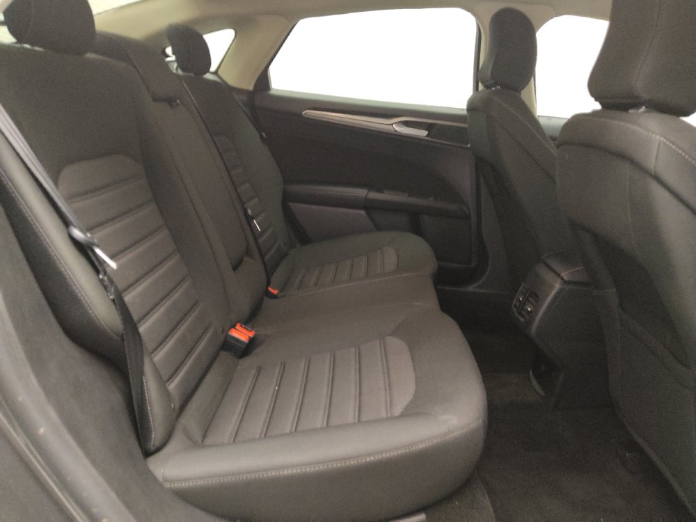 Used 2020 Ford Fusion SE image 19