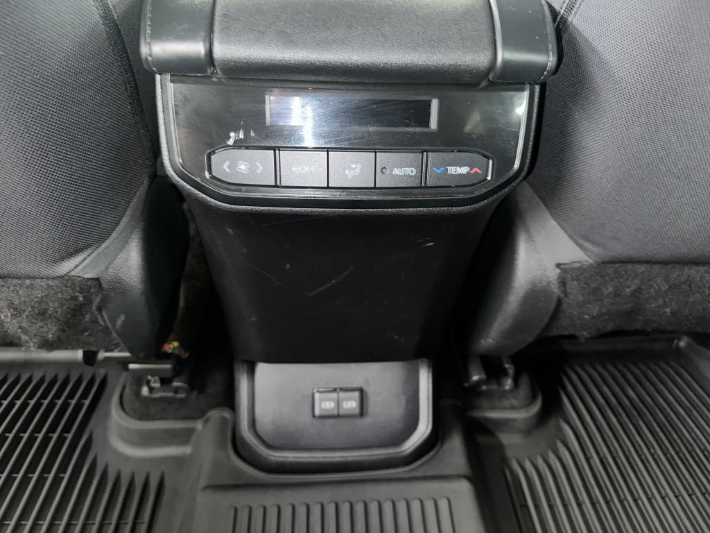 Used 2023 Toyota Highlander L FWD image 18