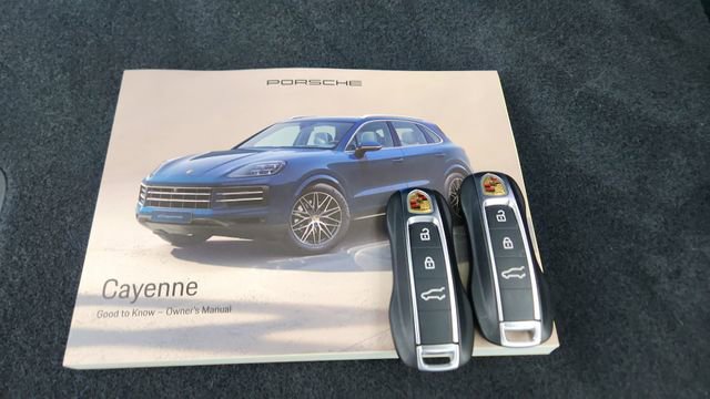 Used 2025 Porsche Cayenne w/ Premium Package image 62