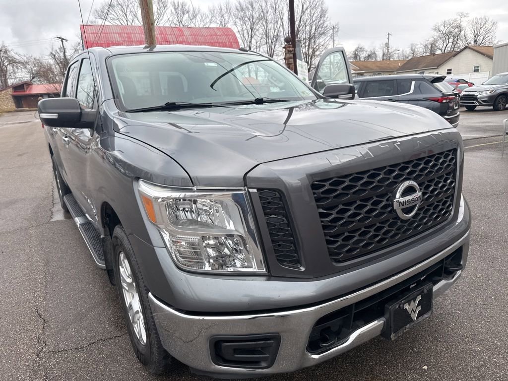 Used 2019 Nissan Titan SV image 3