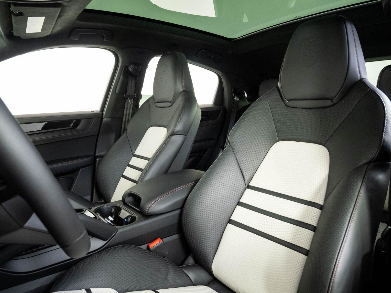 Certified 2026 Porsche Cayenne GTS AWD/4WD image 5