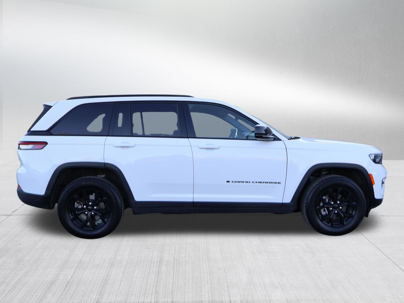 Used 2025 Jeep Grand Cherokee Altitude AWD/4WD image 8
