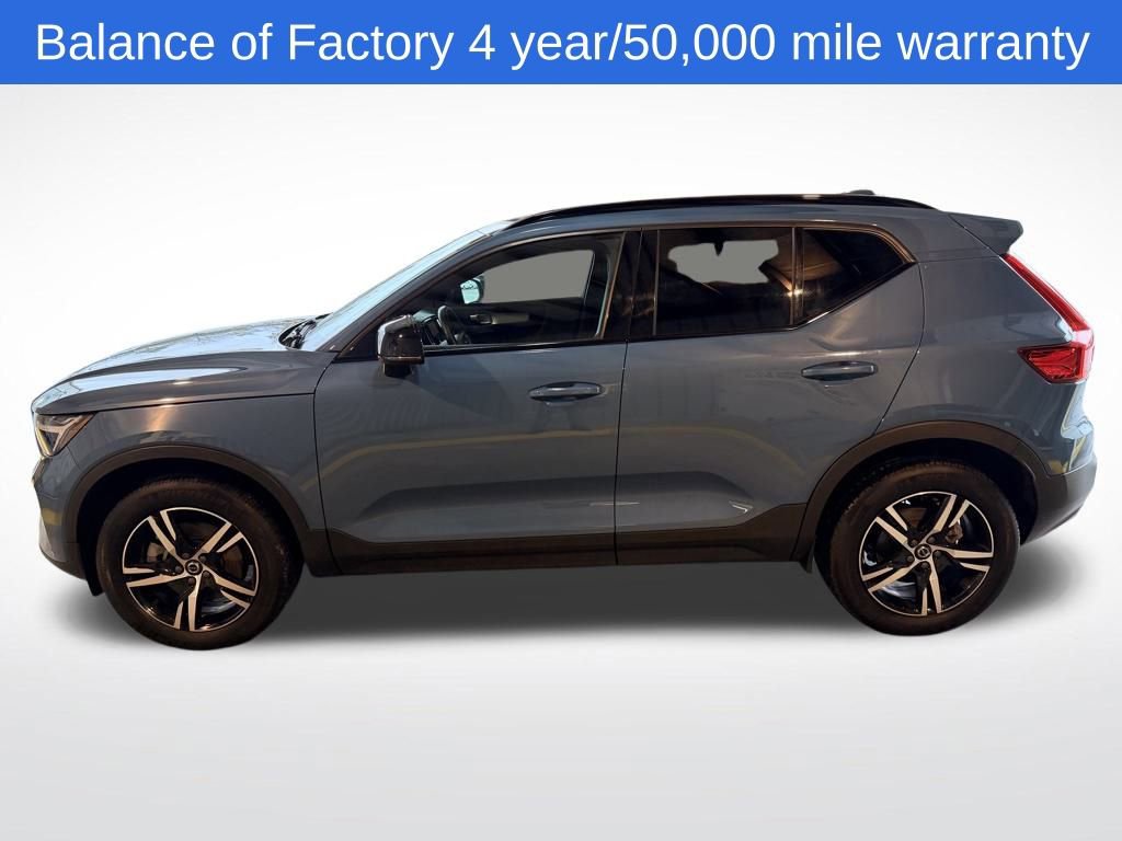 Used 2024 Volvo XC40 B5 Core image 2