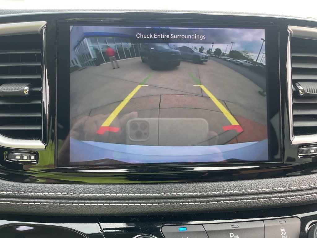 Used 2024 Chrysler Pacifica Select image 33