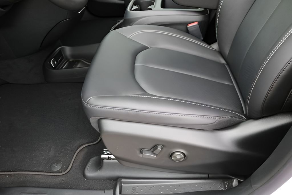 New 2026 Chrysler Pacifica Select FWD image 12