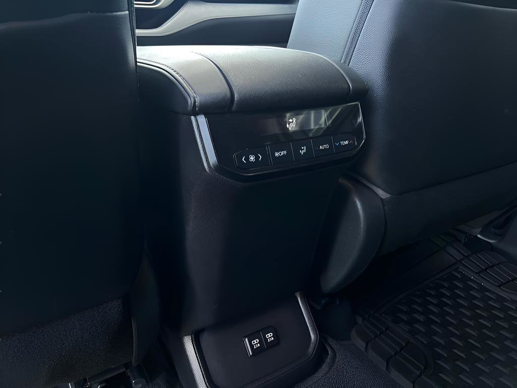 Used 2020 Toyota Highlander XLE image 19